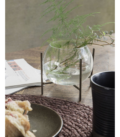 Stilren glasvase fra House Doctor - glasvase til den lille buket blomster