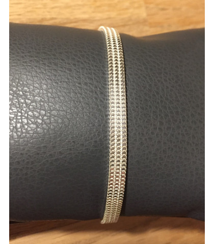 Flad bred sølvarmbånd - armbåndet kaldes også for mormor armbånd.