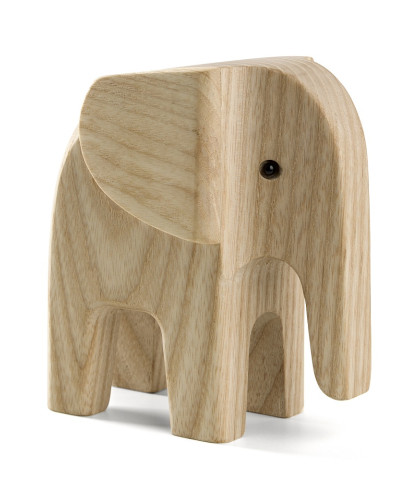 Sød og dekorativ elefant i træ. Træelefant til pynt i hjemmet. Novoform elefant i lys træ.