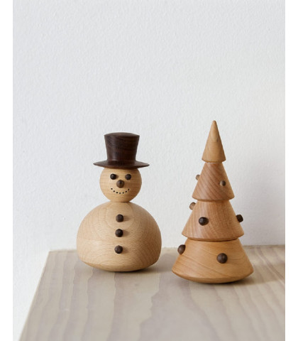 Moderne og håndlavet træ-julepynt. Unik snemand lavet i træ - julepynt designet af Thor Høy