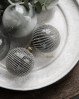 Glimmerkugler til ophæng på juletræet eller som dekoration. House Doctor julepynt