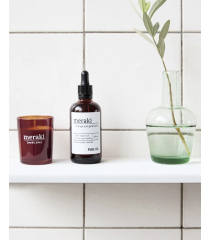 Skab wellness stemning på badeværelset med Meraki duftlys med Nordic Pine duft