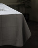Smuk og klassisk spisebordsdug i flot grå farve og med enkelt mønster