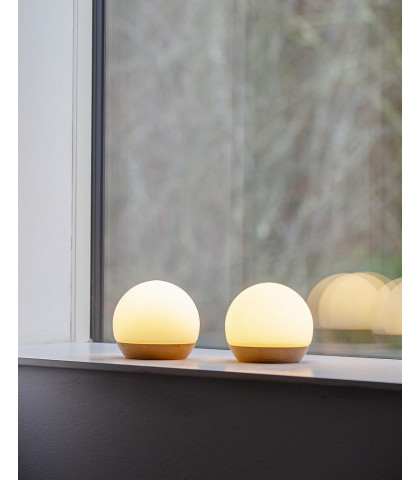 Genopladelige bordlamper i tidsløst og enkelt design. Lampe med mundblæst opalglas