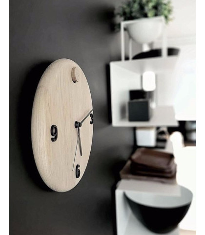 Stilrent ur til væggen - vægur i massivt egetræ. Ur fra Andersen Furniture