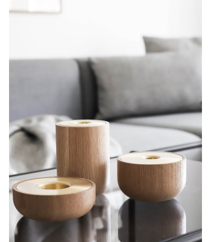 Smuk opstilling af Oak Nordic lysestagerne fra Andersen Furniture. Lysestage i egetræ med messing top.
