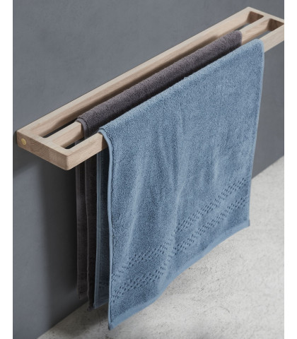 Andersen Furniture håndklædestang med to stænger. Elegant og tidsløst design til dit badeværelse. Håndklædeholder i egetræ