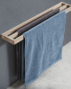Andersen Furniture håndklædestang med to stænger. Elegant og tidsløst design til dit badeværelse. Håndklædeholder i egetræ