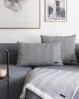 Gør det hyggeligt med bløde puder i sofaen - firkantet grå pude fra Andersen Furniture