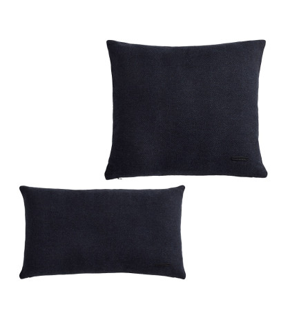 Twill Weave pude fra Andersen Furniture. Blå firkantet pude i høj kvalitet. Pude med klassisk sildebensmønster