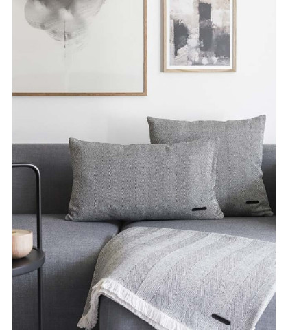 Skab den bedste hyggekrog i sofaen med bløde grå puder fra Andersen Furniture