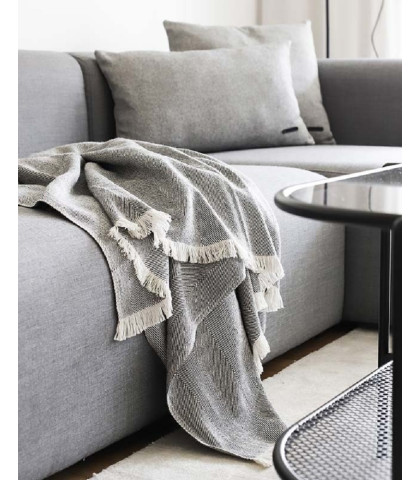 Gør det hyggeligt med Andersen Furniture plaid i en klassisk grå farve