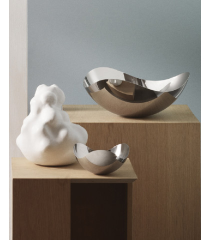 Skulpturel og populær Bloom skål fra Georg Jensen. Giv borddækningen et løft med den smukke Bloom skål