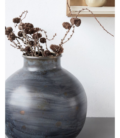 Stilren og klassisk vase med et skønt enkelt look. House Doctor Etnik vase i blålig messing
