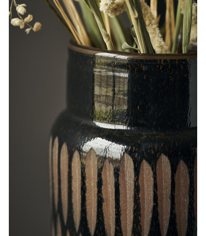 Retrovase med de skønneste detaljer. Smuk vase der giver et lækkert touch til det moderne rum.