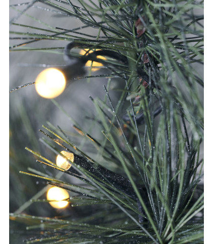 Et juletræ til pynt i hjemmet. Juletræ med LED lys. Det perfekte plastik juletræ til julehyggen
