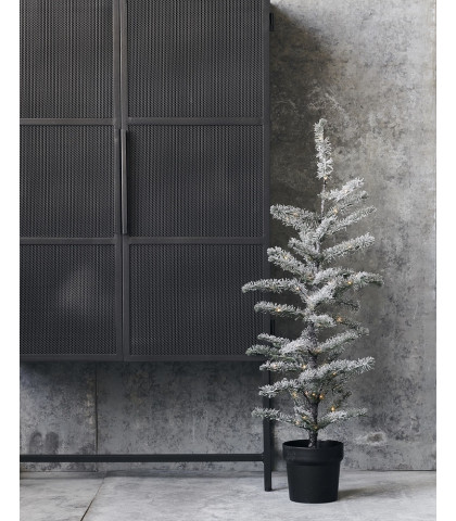 Juletræ i flot vinterlig og realistisk look. House Doctor juletræ med LEd lys