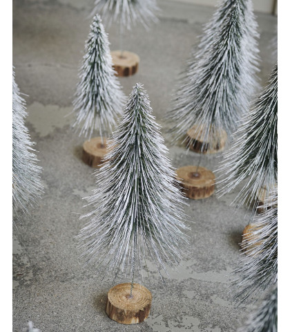 Skab den perfekte og hyggelige julestemning med små juletræer i nisselandskabet