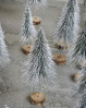 Skab den perfekte og hyggelige julestemning med små juletræer i nisselandskabet