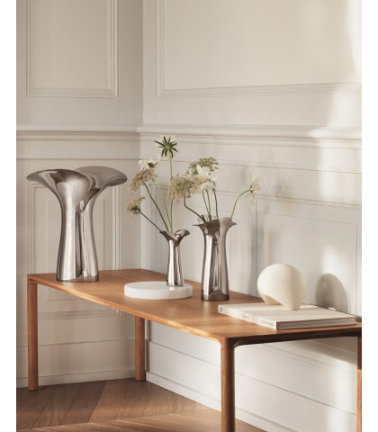 Skulpturel og unik Bloom Botanica vase i stor størrelse. Georg Jensen vase i stål
