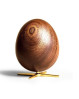 Ægget træfigur fra Brainchild - mørkt mahogni træ på guldfarvet messingfod
