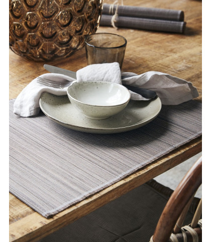 Dæk et hyggeligt bord med de flotte lysebrune bambus dækkeservietter fra House Doctor