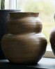 Vase med flotte organiske former. En vase som står rigtig flot til de glatte hvide vægge