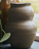 Tilfør ro og varme til rummet med den smukke jordfarvede vase fra House Doctor