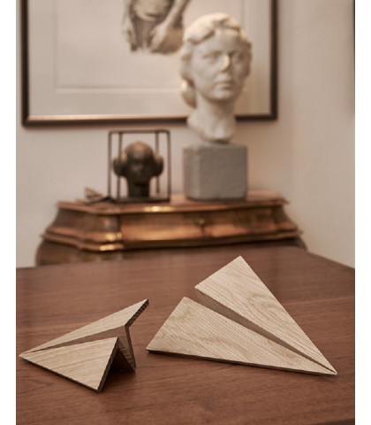 Den klassiske papirsflyver lavet af egetræ. Den perfekte gave til drengen