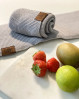 Det perfekte gæstehåndklæde. Stilfuldt strikket håndklæde i økologisk bomuld. By LOHN håndklæde i klassisk lys grå farve.