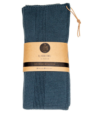 Strikket håndklæde i flot klassisk mørkegrå farve. By LOHN strikket håndklæde med fine detaljer og flot mønster.