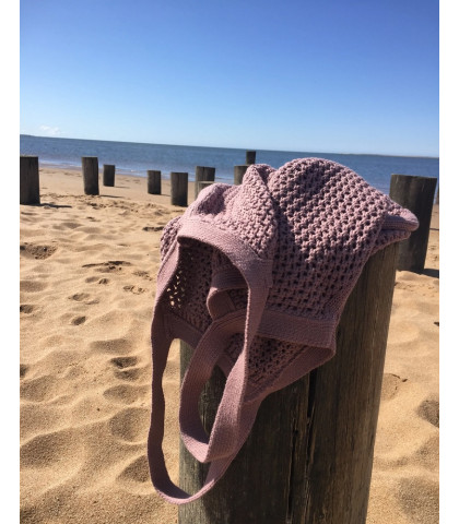 Fin og let all-round net du kan bruge til strandturen. By LOHN strikket net i flot lys pink farve.