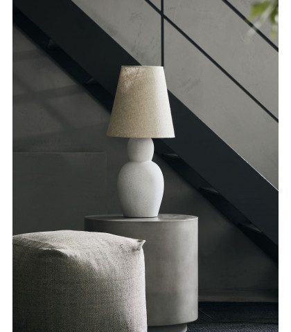 Høj og utrolig smuk bordlampe fra House Doctor. Skulpturel Orga bordlampe med sandfarvet lampeskærm