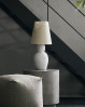 Høj og utrolig smuk bordlampe fra House Doctor. Skulpturel Orga bordlampe med sandfarvet lampeskærm