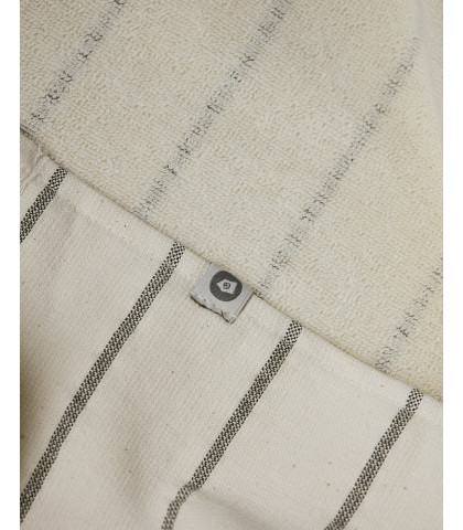 Bløde bomulds-håndklæder i tidløst design. Råhvide håndklæder med grå striber. Casa håndklæder fra House Doctor