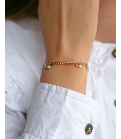 Smukt og feminint armbånd med flotte farverige perler. Giv dit sommerlook lidt mere detalje med et smukt armbånd på håndleddet