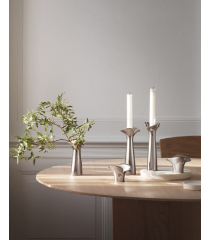 Indret dit hjem med stil og lækkert design. Bloom Botanica lysestager i rustfrit stål - Georg Jensen lysestager til det stilfulde hjem