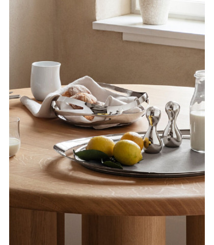 Elegant servering med den smukke Cobra serveringsbakke fra Georg Jensen