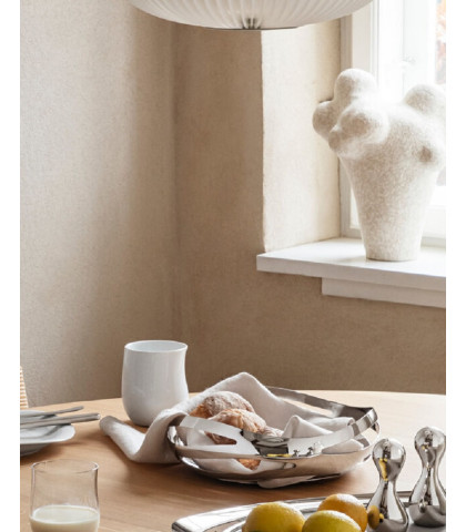 Den moderne brødkurv udført i blankt rustfrit stål. Cobra brødkurv fra Georg Jensen. Elegant og skulpturel kurv til brød eller frugt.
