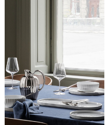 Stilfuld borddækning - hvidt porcelæn med de ikoniske Bernadotte riller - Georg Jensen tallerkner