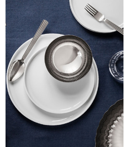 Dæk det perfekte bord med flotte og stilfulde elementer fra Bernadotte kollektionen - middagstallerken i hvid porcelæn