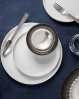 Dæk det perfekte bord med flotte og stilfulde elementer fra Bernadotte kollektionen - middagstallerken i hvid porcelæn