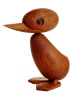 Den klassiske Duck fra Architectmade. Den stilfulde træfigur er håndlavet i teaktræ og designet af Hans Bølling