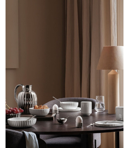 Meget smukt opdækket bord med Bernadotte fra Georg Jensen. Ikonisk, stilfuldt og elegant - Bernadotte med de velkendte riller på siden