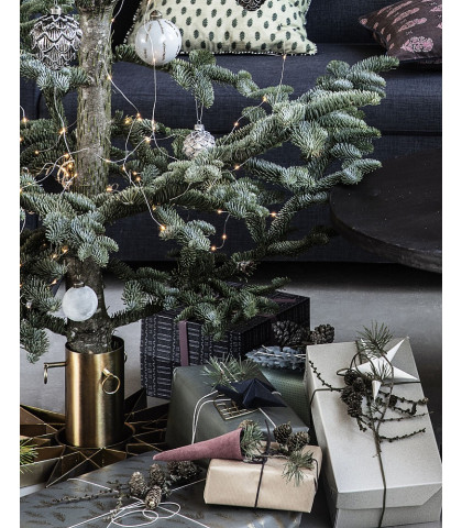 Bliv klar til juleaften med denne smukke juletræsfod fra House Doctor. Stabil og flot juletræsfod til dit juletræ.