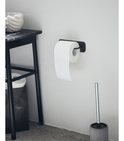 Giv dit badeværelse en frisk opdatering med lækkert interiør. Pati toiletpapirholder fra House Doctor i stilrent design