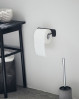 Giv dit badeværelse en frisk opdatering med lækkert interiør. Pati toiletpapirholder fra House Doctor i stilrent design