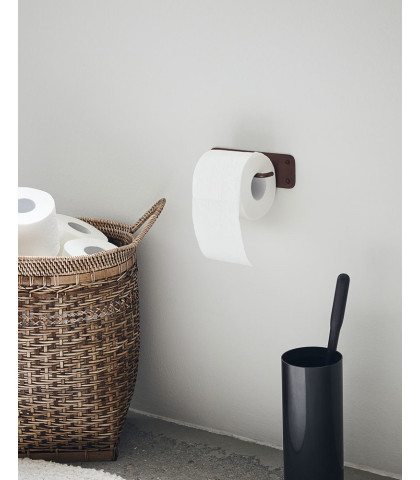 Giv badeværelset et lille pift og tilfør et strømlinet og raffineret look med Pati toiletpapirholder fra House Doctor