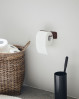 Giv badeværelset et lille pift og tilfør et strømlinet og raffineret look med Pati toiletpapirholder fra House Doctor