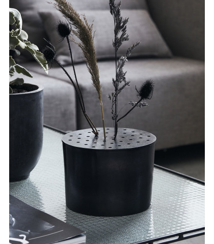 Den perfekte måde at præsentere de smukke blomster på. Flow vase med hul-låg til hver enkelt blomst